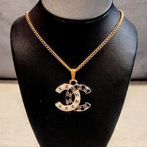 CHANEL CC 18K GOLD PLATED BLACK & WHITE CC LOGO PENDANT ON GOLD PLATED NECKLACE